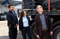 WaPo Bodensee – Julia Demmler (Wendy Güntensperger, M.) und Jakob Frings (Max König, l.) ermitteln im Umfeld des Fischgroßhändlers Bulat Umarow (Oscar Ortega, r.). War er nur in dubiose Geschäfte verwickelt oder auch in einen Mord?