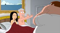 Family Guy – Peter (r.) und Lois sind zu einem Abendessen bei Lois' Eltern eingeladen. Als Peter Carter (M.) zum Essen von seiner Yacht holen will, ertappt er ihn mit einer fremden Frau im Bett ...