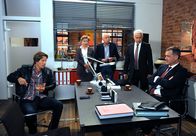Rote Rosen – ARD ROTE ROSEN FOLGE 1835 Uhr im ERSTEN. Thomas (Gerry Hungbauer, 2.v.r.) fürchtet, dass Naumann auf der Preisverleihung gegen ihn wettern wird. Ben (Hakim Michael Meziani, l.) und Torben (Joachim Kretzer, r.) sind zuversichtlich, dass Thomas seine Sache gut machen wird (mit Peggy Lukac, 2.v.l. und Klaus Mikoleit, M.).