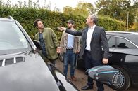 jerks. – Als Fahri (l.) und Christian (M.) nach dem Tennis von einem Fremden (Jean Yves Berteloot, r.) des Autodiebstahls bezichtigt werden, benehmen sie sich mal wieder ein klein wenig daneben. Blöd nur, dass Christian den "Fremden" schon wenig später wiedertrifft ...