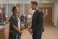 This Is Us - Das ist Leben – Zoe (Melanie Liburd, l.); Kevin Pearson (Justin Hartley, r.)