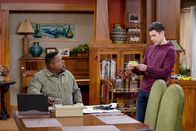 The Neighborhood – Calvin Butler (Cedric the Entertainer, l.); Dave Johnson (Max Greenfield, r.)