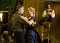 Der Sternwanderer – Der Piratenkapitän Shakespeare (Robert De Niro, l.) ist von den seinen zwei Besuchern begeistert. Tristan (Charlie Cox, r.) und Yvaine (Claire Danes, M.) genießen das Leben am Schiff. Doch die Freude und das Glück währt nicht lange.