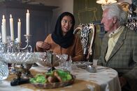 Ninja Nanny – Farah (Denise Aznam) und Joaquims Opa (John Leddy) haben ein indonesisches Essen zubereitet.