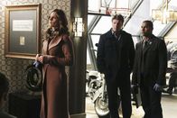 Castle – Richard Castle (Nathan Fillion, M.), Kate Beckett (Stana Katic, l.) und Javier Esposito (Jon Huertas, r.) verfolgen eine heiße Spur ...