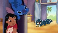 Disneys Lilo & Stitch – Lilo (l.), Stitch (o.M.)