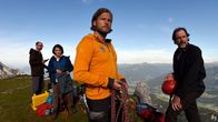 Die Bergretter – Markus (Sebastian Ströbel, 2.v.r.) hat den erfahren Bergretter Walther Senn (Helmfried von Lüttichau, r.) um Unterstützung zur Betreuung des Projekts der Geologin Tabea Gollini (Anke Sevenich, 2.v.l.) und Yasin Bardak (Roman Blumenschein, l.) gebeten.