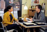 Rote Rosen – ARD ROTE ROSEN FOLGE 1437 Uhr im ERSTEN. Vera (Sandra Speichert, r.) schlägt Jans (Timothy Peach, l.) Angebot aus. Sie wird ein neues Konzept finden um ihren Bio-Laden zu retten.