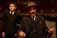 There Will Be Blood – Um den Kleingrundbesitzern das Land billig abluchsen zu können, stellt sich Daniel Plainview (Daniel Day-Lewis, r.) als Familienmensch vor und gibt seinen mittlerweile zehnjährigen Zögling H.W. (Dillon Freasier, l.) als seinen Sohn aus.