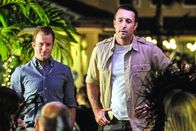 Hawaii Five-0 – Steve (Alex O'Loughlin, r.) und Danny (Scott Caan, l.)