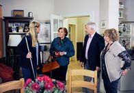Rote Rosen – ARD ROTE ROSEN FOLGE 1672 Uhr im ERSTEN. Jule (Kim-Sarah Brandts, l.), Erika (Madeleine Lierck-Wien, r.) und Thomas (Gerry Hungbauer, 2.v.r.) freuen sich, als Johanna (Brigitte Antonius, 2.v.l.) nach Hause kommt.