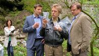 Die Rosenheim-Cops – Tod beim Geocaching: Die Rosenheimer Ermittler Hansen (Igor Jeftic, 2.v.l.), Hartl (Michael A. Grimm, r.), Mohr (Max Müller, 2.v.r.) und Dr. Eckstein (Petra Einhoff, l.) haben es mit einem raffinierten Fall zu tun.