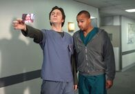 Scrubs - Die Anfänger – (v.li.) Zach Braff (John 'J.D.' Dorian), Donald Faison (Chris Turk).