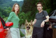 Kommissar Rex – Marc Hoffmann (Alexander Pschill), Niki Herzog (Elke Winkens) und Rex auf der Suche nach dem Verdächtigen.