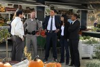 The Mentalist – Auf der Suche nach Patrick Jane: (v.l.n.r.) CBI Ron (John Troy Donovan), Sgt. Delamure (William Francis McGuire), Wayne (Owain Yeoman), Teresa (Robin Tunney) und Madeleine (Aunjanue Ellis) ...