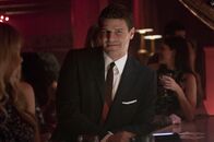 Bones - Die Knochenjägerin – Booth (David Boreanaz) in einer Bar.