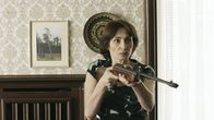 Trauerweiden – Zoja (Katerina Medvedeva ) hat genug von den Trauergästen.