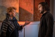 Schneeweißchen & Rosenrot – Jury-Vorsitzende Sofia Südwein (Gaby Dohm) gibt Leon Bär (Kerem Can) eine letzte Chance, sein Abendkleid zu präsentieren.