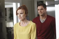 Desperate Housewives – Bree (Marcia Cross, l.) versucht, Sam (Sam Page, r.) loszuwerden, doch der will nicht gehen. Auf Brees indirekte Drohung reagiert er mit einer Gegendrohung und verlangt die Überschreibung von Brees Unternehmen auf sich ...