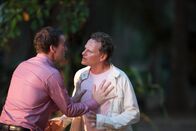 Death in Paradise – Patrick Knight (Derek Riddell, l.) und Lucas Talbot (Neil Stuke, r.) sind sich nicht einig.