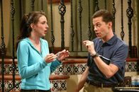 Two and a Half Men – Zum Leidwesen von Alan (Jon Cryer, r.) und Judith (Marin Hinkle, l.) sagt Charlie zu, die Aufführung zum Thema "Die Industrielle Revolution" mit den Kids einzustudieren ...