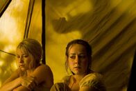Ruinen – Als Amy (Jena Malone, r.), Stacy (Laura Ramsey, l.) und ihre Freunde den Pool-Landschaften Cancúns den Rücken kehren und stattdessen einer geheimnisvollen Karte zu einer archäologischen Fundstelle mitten im Dschungel folgen, geraten sie mitten in einen nicht enden wollenden Alptraum ...