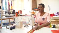 Terra X: Unsere Kontinente – Für viele Frauen der Herero in Namibia ist das Nähen ihrer traditionellen Kleidung ein Broterwerb.