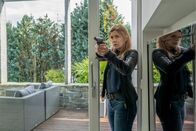 Der Staatsanwalt – Hauptkommissarin Kerstin Klar (Fiona Coors) verschafft sich Zugang zu einer Wohnung.