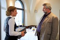 Die Rosenheim-Cops – Kellnerin Tatjana Reincke (Laura Cuenca Serrano, l.) muss von Kommissar Stadler (Dieter Fischer, r.) erfahren, dass ihr Ex-Freund ermordet wurde.