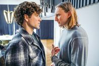Die Chefin – Korbinian Kirchner (Jonathan Hutter, li.) und Felix Nawrath (Liliom Lewald) in Nawraths Loft.