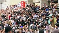 Königliche Dynastien – "Königliche Dynastien", "Die Windsors." Das britische Königshaus ist der Überlebenskünstler der großen Dynastien. Zwei Weltkriege, eine skandalöse Abdankung, den Zerfall eines Weltreichs und ein spektakulärer Scheidungskrieg mit Todesfolge - die Windsors haben alle Krisen gemeistert. Heute steht die britische Monarchie in der Publikumsgunst besser da denn je, dank der geachteten Vorzeige-Monarchin Elizabeth II. und der bürgerlichen Kate Middleton, die als Ehefrau des Thronerben William und Mutter wie keine andere die Werte der Windsors verkörpert. Die Familienmonarchie, die sich die Dynastie von Beginn ihrer Geschichte an zum Leitmotiv erwählt hat, ist neu erblüht. Die jungen Stars der britischen Royals zeigen ihr Glück öffentlich und sehr offensiv, denn inzwischen wissen sie, wie wertvoll im 21. Jahrhundert PR und Soft-Power sind.