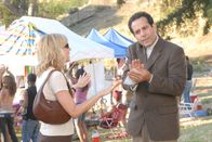 Monk – Monks (Tony Shalhoub) Hilfsbereitschaft, sich an der Suche nach Captain Stottlemeyers ausgebüchsten Sohn zu beteiligen, wird auf eine harte Probe gestellt, da sich Stottlemeyers Sprössling bei einem Rockkonzert aufhält - einer für Monks sensiblen Ohren eindeutig zu lauten Veranstaltung. (re. Traylor Howard)