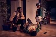 Vierwändeplus – Martin (Alexander Prince Osei, l.) gehen langsam die Pflaster aus: Aber Emma (Mary Amber Oseremen Tölle, r.), selbst leidgeprüft, hat einen Überlebens-Tipp für Freddie (Eugen Bauder, M.).
