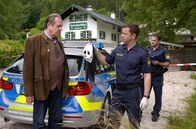 Watzmann ermittelt – SWR WATZMANN ERMITTELT V. STAFFEL, FOLGE 55, "Die Maske" Uhr im SWR. Für Kommissar Beissl (Andreas Giebel, l.) und Polizist Max Ruffer (Nepo Fitz, M. mit Komparse, h.) deuten alle Hinweise auf den dubiosen Maskenmann.