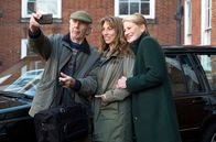 Back to Life – Ein Selfie zur Feier des Tages: Miri Matteson (Daisy Haggard, Mitte) mit ihren Eltern Caroline (Geraldine James) und Oscar (Richard Durden).