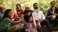 Between Us – Guest (Kevin DiNovis, l.), Guest (Michael David Lynch, 2.v.r.), Joel (David Harbour, r.)