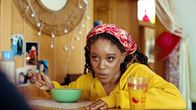 The Morning After – Nina (Amara Okereke) ist bei der Strandhausclique untergekommen.