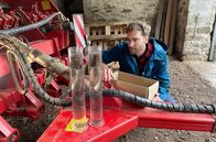 Roots – Für "Roots" vergleicht Wissenschaftsjournalist Pierre Girard die Erde von Landwirtin Sarah Singla mit der eines herkömmlich bestellten Feldes.