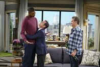Männerwirtschaft – (v.l.n.r.) Chris Bosh (Chris Bosh); Felix Unger (Thomas Lennon); Oscar Madison (Matthew Perry)