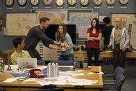 Community – Werden wegen eines Notfalls von Annie (Alison Brie, 3.v.l.) ans Greendale einberufen, denn es geht um die Zukunft des Colleges: Abed (Danny Pudi, l.), Jeff (Joel McHale, 2.v.l.), Frankie (Paget Brewster, 2.v.r.) und Dean Pelton (Jim Rash, r.) ...