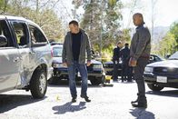 Navy CIS: L.A. – Bei den Ermittlungen in einem neuen Fall machen Callen (Chris O'Donnell, l.) und Sam (LL Cool J, r.) eine erschreckende Entdeckung. Hat ihr Kollege Nate wirklich die Seiten gewechselt?