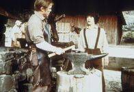 Unsere kleine Farm – Albert Ingalls (Matthew Laborteaux, r.) bittet den Schmied Irv Hartwig (Richard Jaeckel, l.), ihm einen Job zu geben, damit er seine Heiratspläne verwirklichen kann.