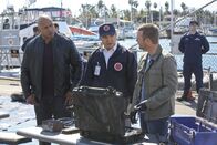 Navy CIS: L.A. – Ein Raketentest wurde gehackt und dadurch eine zivile Motoryacht versenkt. Callen (Chris O'Donnell, r.), Sam (LL Cool J, l.) und Coast Guard Special Agent Wong (James Huang, M.) ermitteln ...