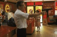 Falling Down - Ein ganz normaler Tag – Hinterlässt eine Spur der Gewalt: "D-Fens" (Michael Douglas) hat endgültig keine Lust mehr, immer nur einzustecken - jetzt wird auch mal ausgeteilt ...