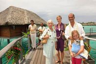 Das Traumschiff – Ein gelungener Landausflug: Maria Sebaldt, Julia Stinshoff, Christoph Maria Herbst, Paula Hartmann (v. li. n. re.) Honorarfrei - nur für diese Sendung bei Nennung ZDF und Dirk Bartling