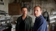SOKO Wismar – Einer der letzten Kunden Johnens war Uwe Rückert (Mike Maas, r.). Der Handwerker steht mit seinem Betrieb kurz vor der Insolvenz und hat regelmäßig Wertsachen in die Pfandleihe gebracht. Um jeden Preis wollte er verhindern, dass sein Vater von der Pleite des Familienbetriebs erfährt. Auch um den Preis eines Mordes? Sven Herzog (Michael Härle, l.) ermittelt.