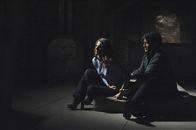 Castle – Befinden sich Richard Castle (Nathan Fillion, r.) und Kate Beckett (Stana Katic, l.) ernsthaft in Gefahr? Oder hat ihnen nur jemand einen bösen Streich gespielt?; Befinden sich Richard Castle (Nathan Fillion, r.) und Kate Beckett (Stana Katic, l.) ernsthaft in Gefahr? Oder hat ihnen nur jemand einen bösen Streich gespielt?