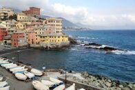 Unser Wetter – Boccadasse, ein wunderschönes, ursprüngliches Fischerviertel in Genua: Das Foto demonstriert deutlich, was sich hinter der scheinbar heiteren, südlichen Fassade an den steilen Hängen des Apennin zusammenbrauen kann - ein Genuatief, das sich tagelang über dem Meer mit Wasser vollsaugt.