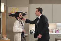 How I Met Your Mother – Marshall (Jason Segel, r.) muss sich vergewissern, dass es sich bei Dr. Stangel (Neil Patrick Harris, l.) nicht um Barney handelt ...
