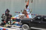 Straße der Achttausender – Expeditionsjeep wird verladen.